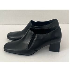 Women's Naturalizer Black Leather Ankle Bootie Triangle Shaped Heel Boot Size 6